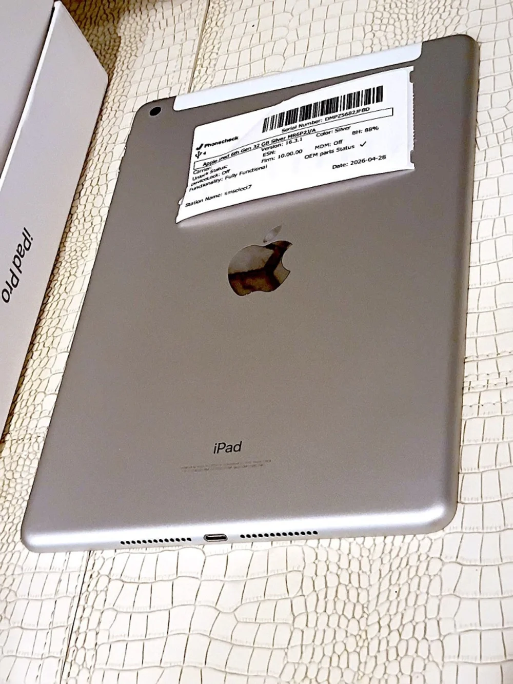 Apple iPad (6th Generation) A1954 32 GB, Wi-Fi + 4G, 9.7 in-Silver 88% Battery